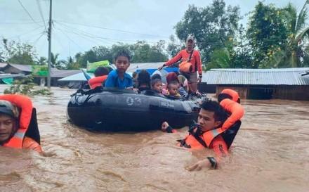 Tropska oluja pogodila Filipine, poginulo 72 ljudi