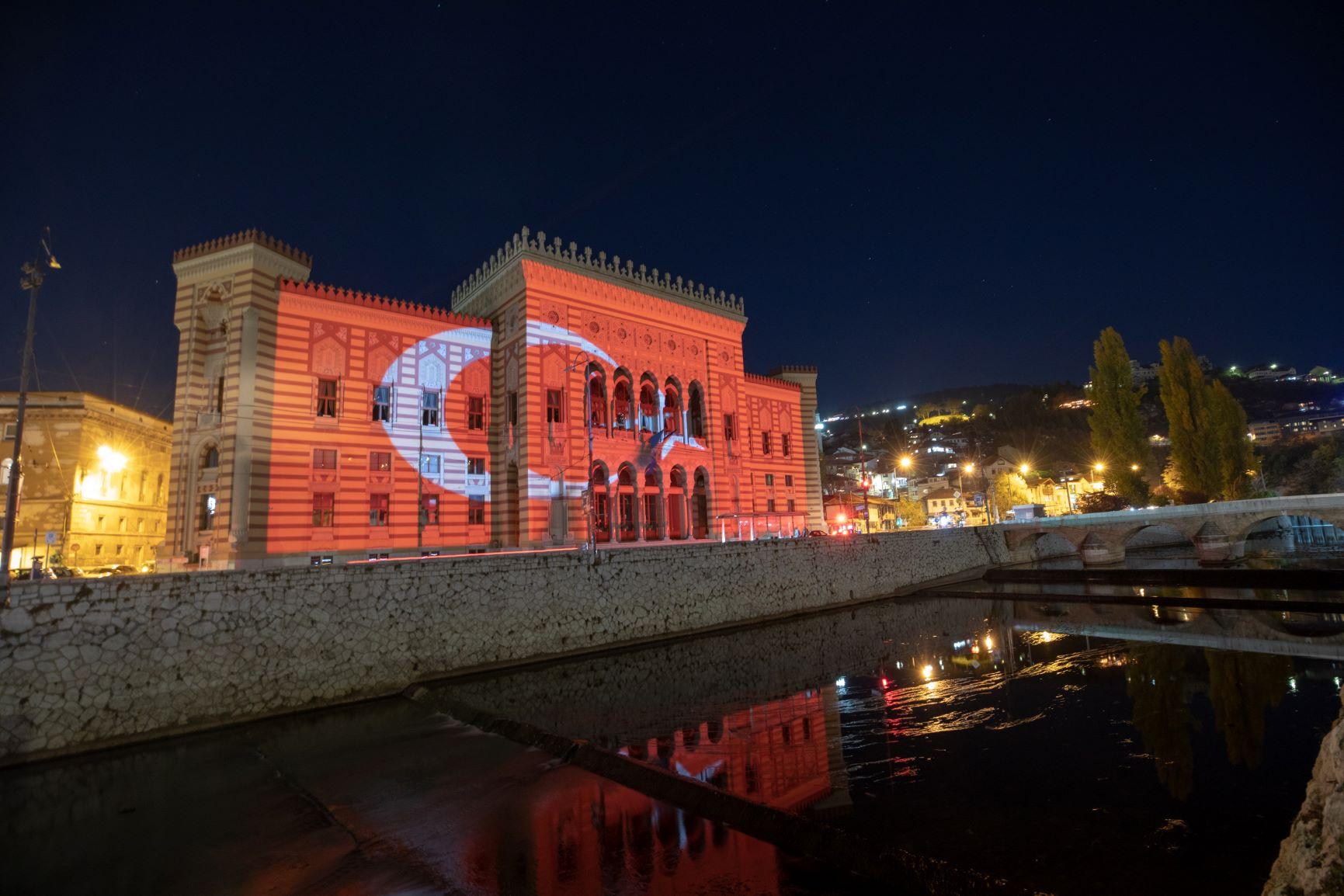 Sarajevska Vijećnica u bojama zastave Turske