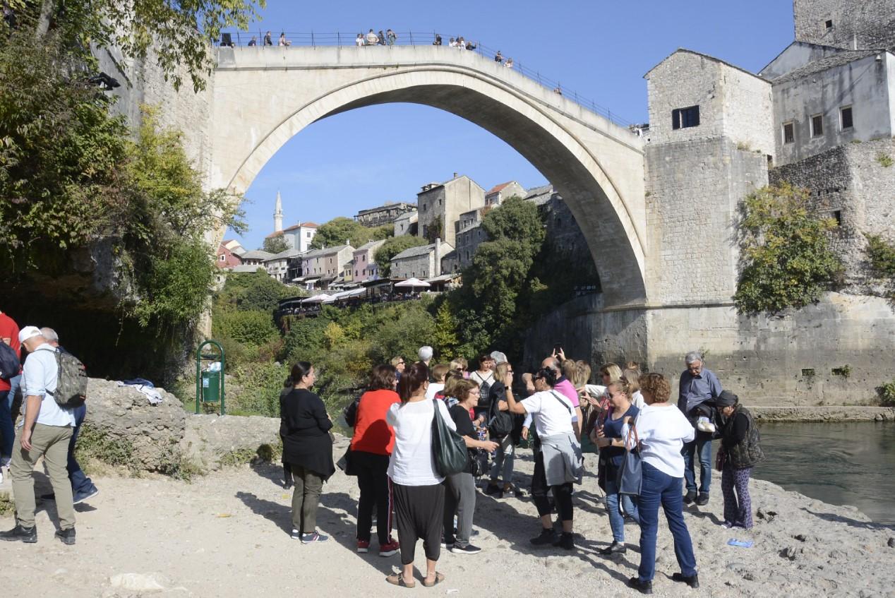 Mostar: Turisti uživaju u proljetnim temperaturama krajem oktobra