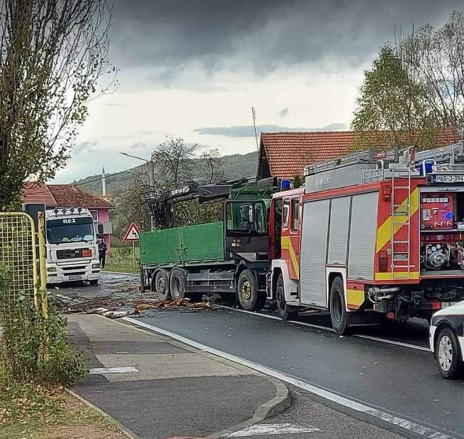 S lica mjesta: Stablo palo na kamion - Avaz