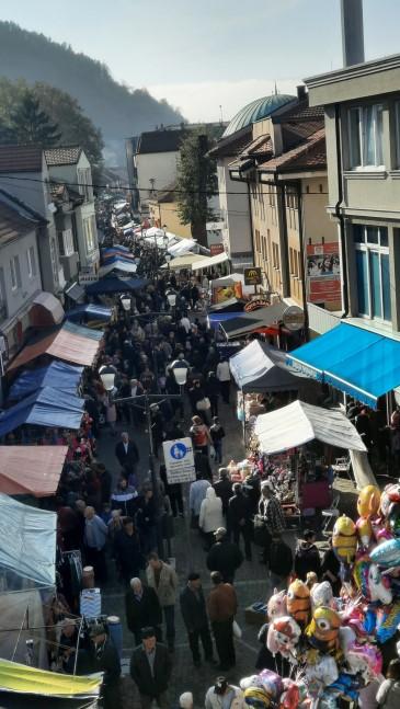 Hiljade ljudi u glavnoj gračaničkoj ulici, prodaje, kupuje... - Avaz