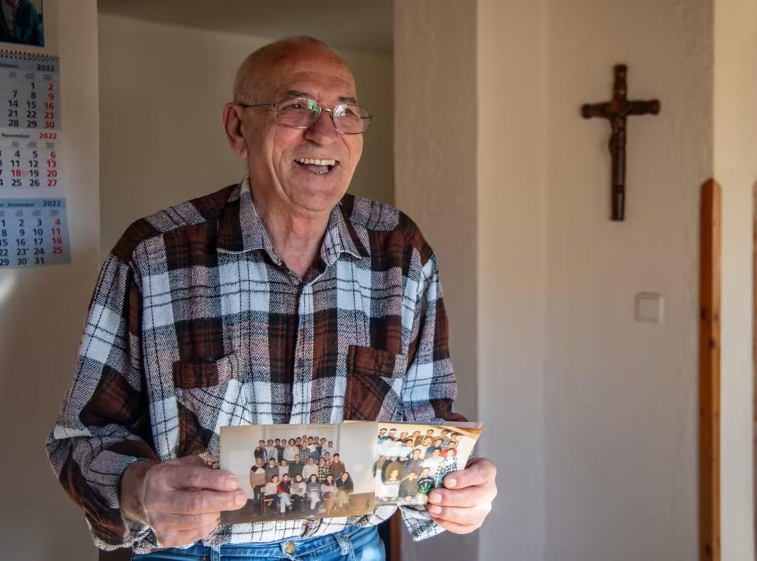 Profesor Tomislav Mamić s fotografijama svojih bivših učenika - Avaz