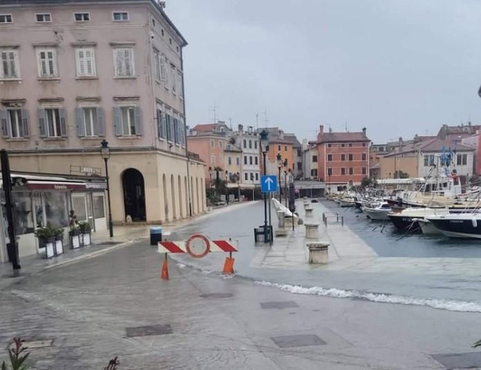 IstraIn piše da je visok novi mora poplavilo i centar Rovinja - Avaz