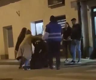 U Grudama više osoba brutalno pretuklo policajca