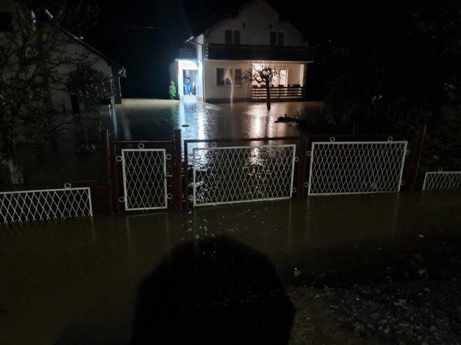 Vanredno stanje u Bosanskoj Dubici: Klizište prijeti pucanju nasipa