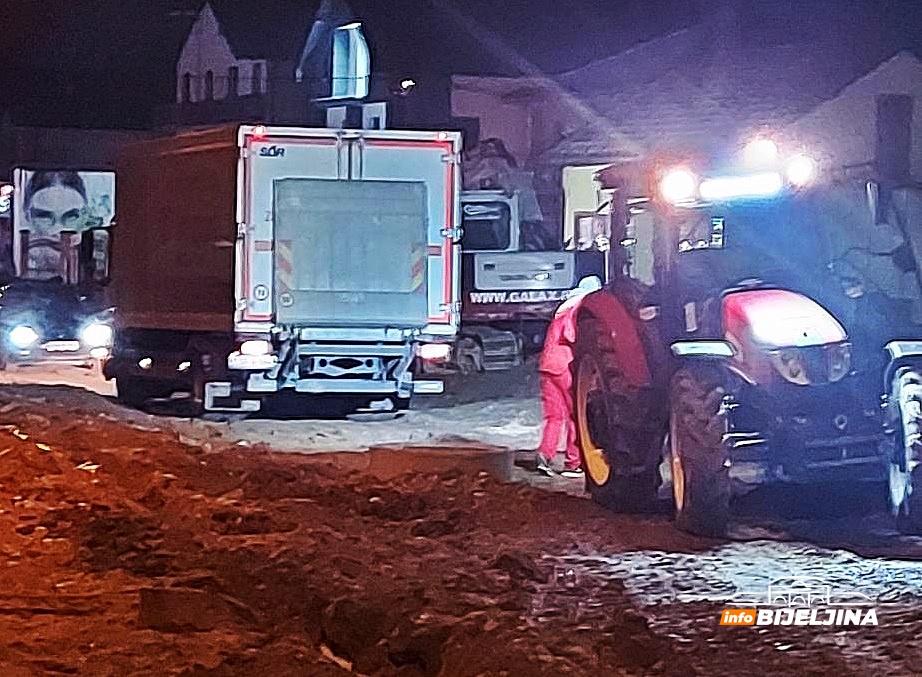 "Bijeljinska rupa" ponovo izazvala problem: Zaglavio se kamion, čupao ga traktor