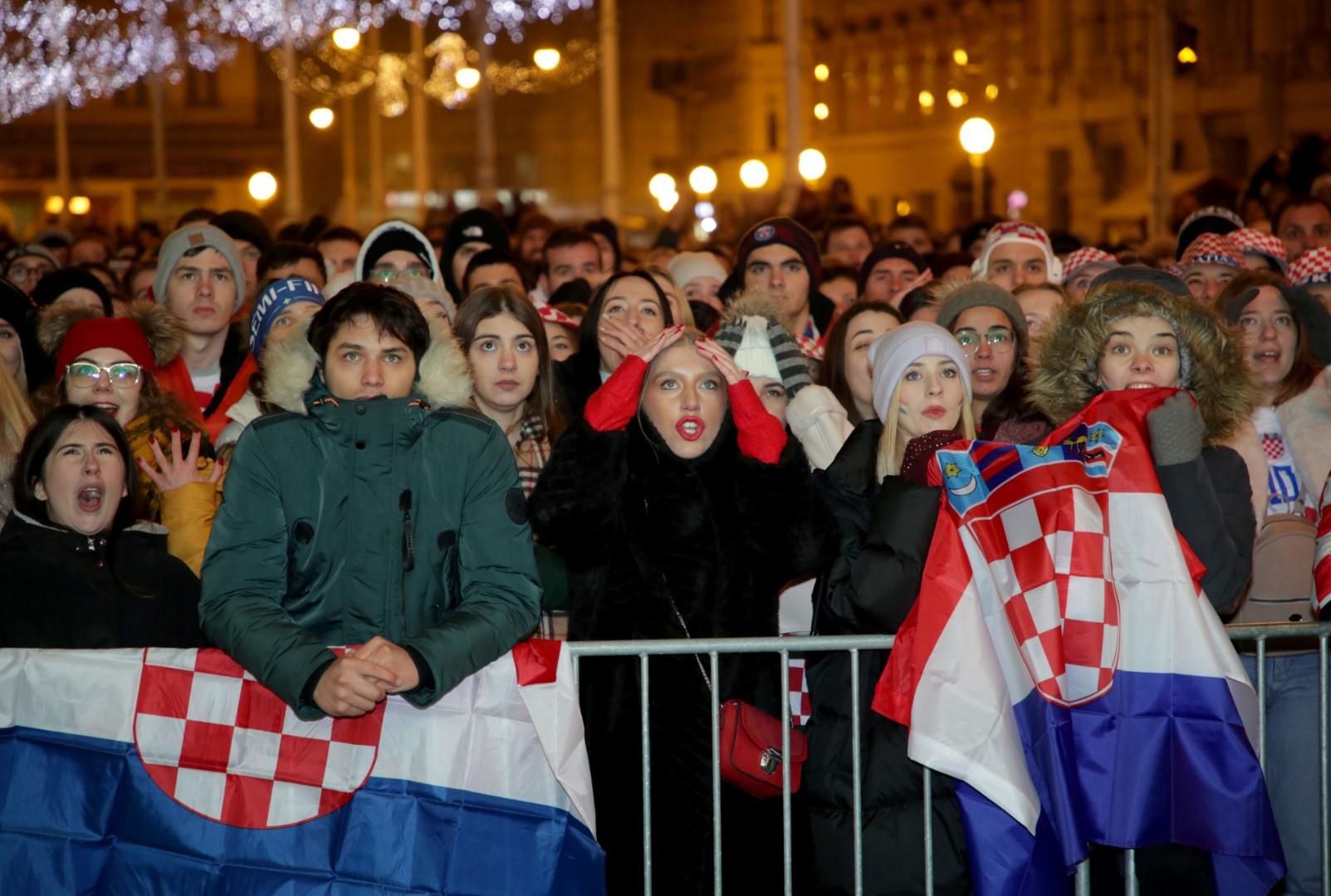 Ljudi se polako razilaze i atmosfera je mirna - Avaz