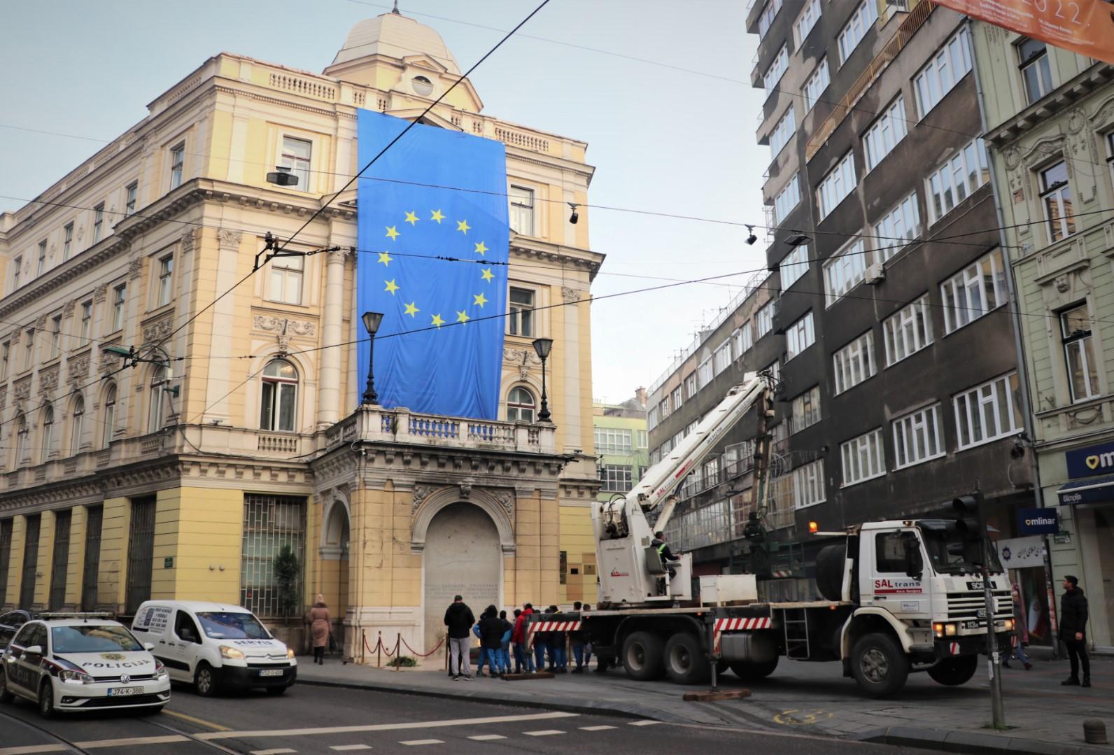 U centru Sarajeva postavljena velika zastava EU