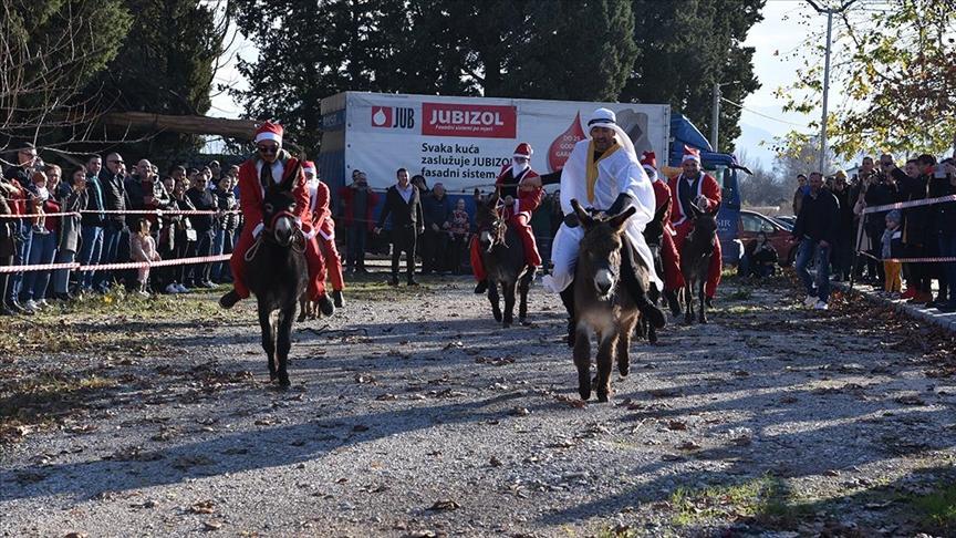 Održana utrka Djeda Mrazova na magarcima: Bira se najljepši i najglasniji magarac