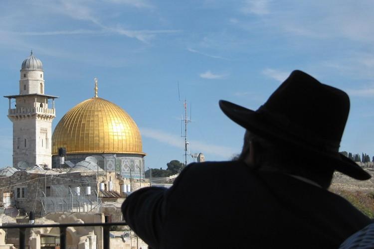 Tau je na čelu jednog od najutjecajnijih jevrejskih studijskih centara u Jerusalemu, ješive Har Hamor - Avaz