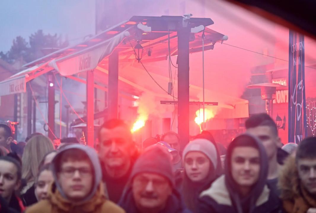 Nakon što je Dalić završio govor grupa mladića s jednog balkona povela je skandiranje zloglasnog ustaškog pozdrava Za dom spremni - Avaz