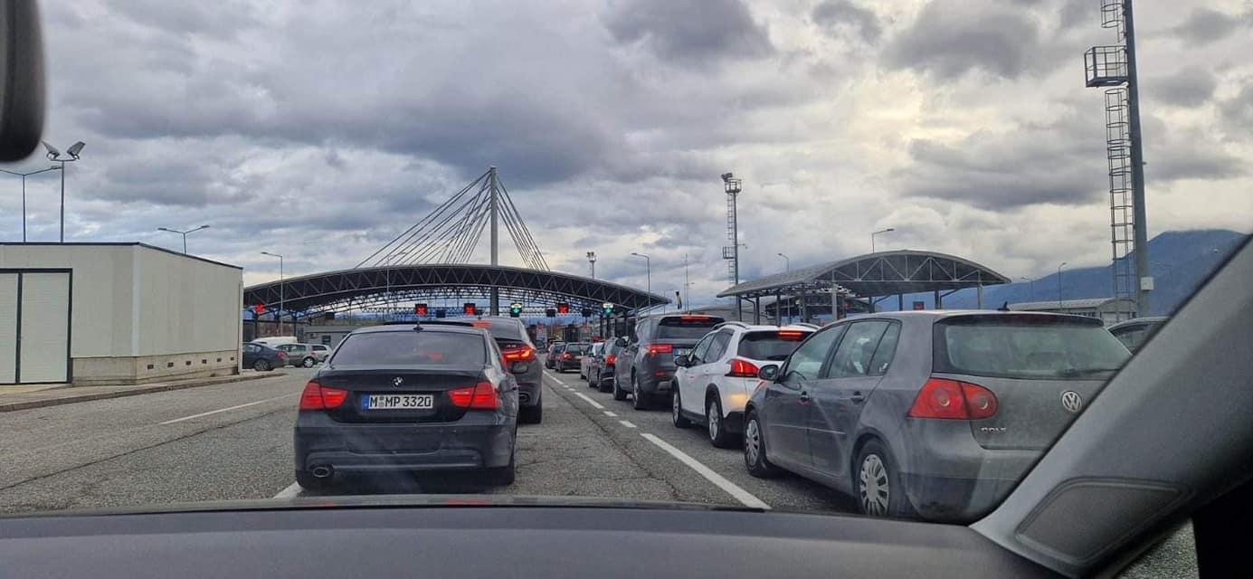 Gužve na graničnom prijelazu Izačić - Avaz