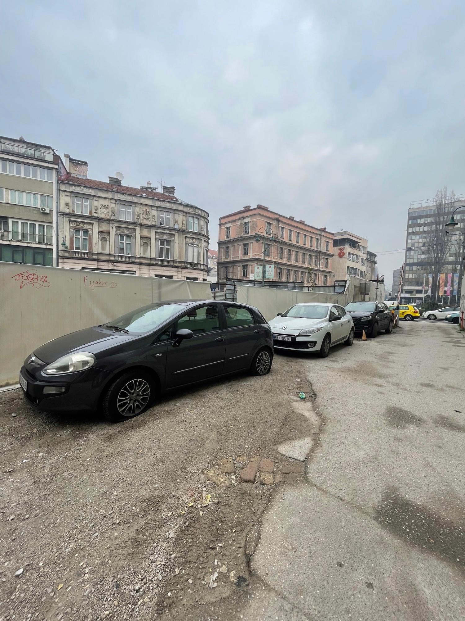 Novi incident u Sarajevu: Izbušene gume na tri automobila sa srbijanskim tablicama