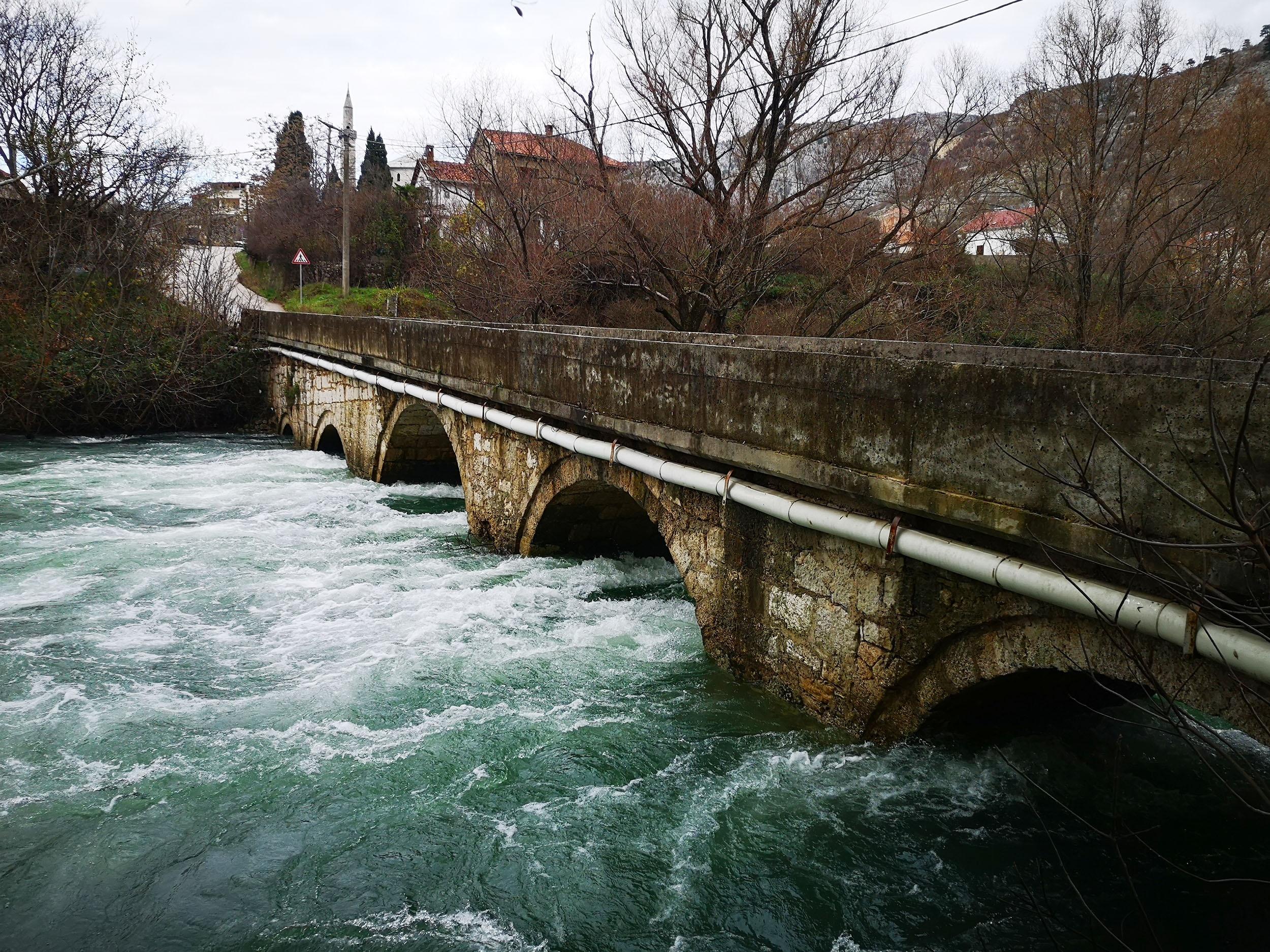 Karađoz-begov most: Vidljiva brojna oštećenja - Avaz