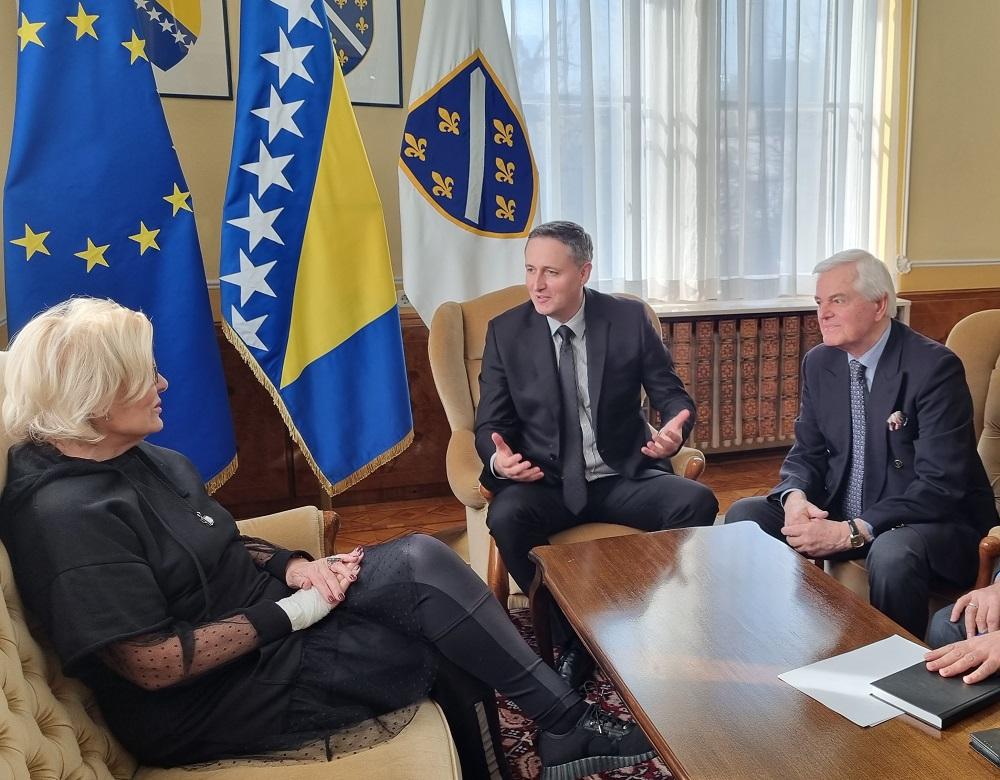 Bećirović sa Ljujić-Mijatović: Njeno zalaganje u vrijeme rata i tokom pregovora u Dejtonu danas ima posebnu važnost