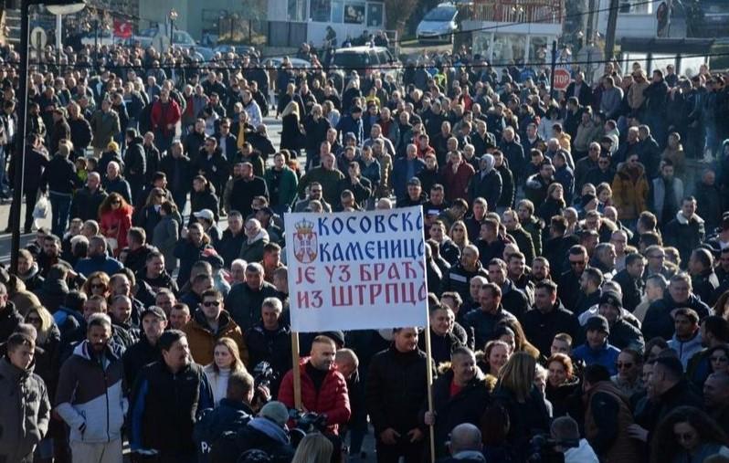 Ispred Doma se nalazi veliki broj građana - Avaz