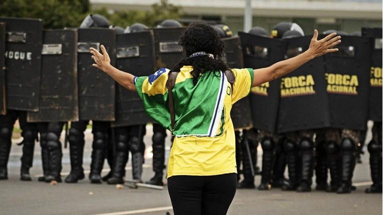 Bolsonaro je pobjegao na Floridu i ostavio bijesnu rulju u Brazilu