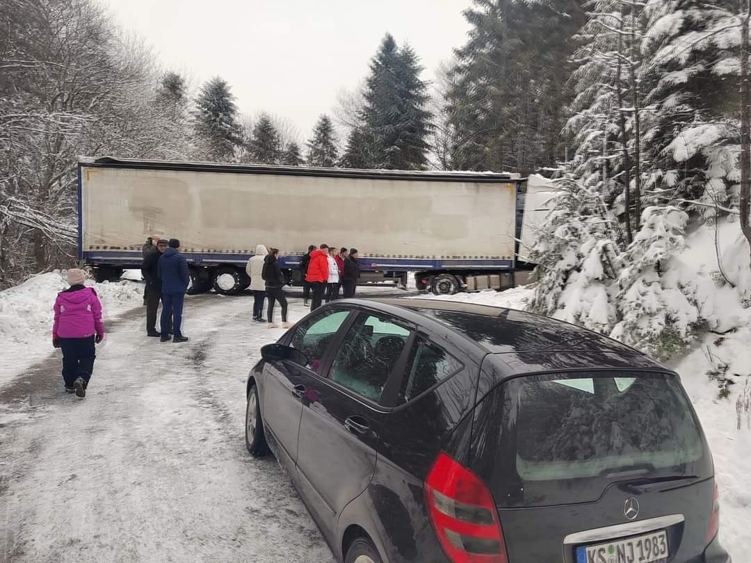 Haos na Ponijerima: Veliki šleper zapeo na krivini, napravljene velike gužve