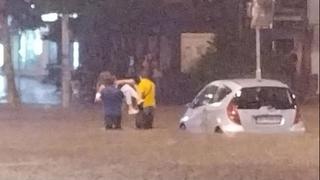 Ljude izvlače iz vozila, voda ušla u tržne centre: Nevrijeme izazvalo kolaps u Beogradu