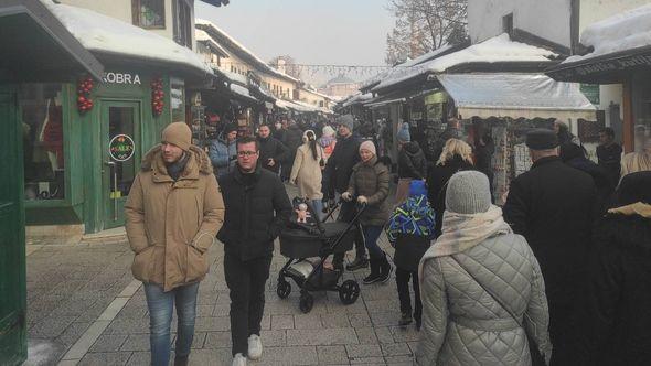 Brojni građani i turisti na Baščaršiji - Avaz