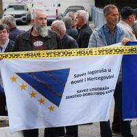 "Avaz" na licu mjesta: Logoraši stigli ispred zgrade Vlade FBiH