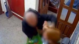 Uznemirujući snimak / Stariji komšija pretukao mladića u holu zgrade u Beogradu, udarao ga šakama u glavu