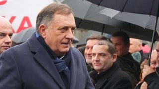 Dodik stigao u Sud BiH: Dočekao ga veliki broj pristalica i pjesma Baje Malog Knindže