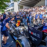 Tim Red Bull Racinga posjetio Mašinski fakultet i održao predavanje studentima, upaljen bolid RB7