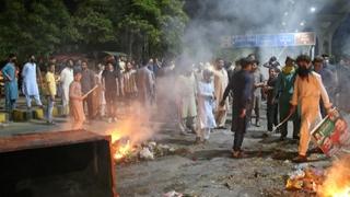 Pakistan: Osmodnevni policijski pritvor bivšem premijeru Khanu, broj mrtvih raste usred protesta