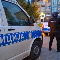 Otvorio vrata stana i uperio pištolj u policajce, oduzeli mu tri pištolja i dvije puške 