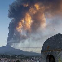 Glavni aerodrom na Siciliji obustavio letove zbog erupcije vulkana Etna