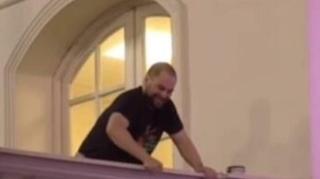 Zvezdan Slavnić se popeo na krov "Bijele kuće": Bolje kauč da smo iznijeli