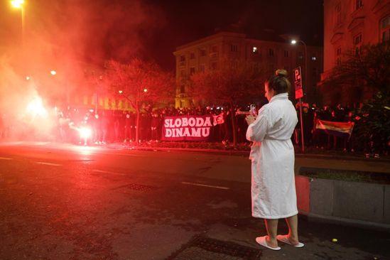 Djevojka u bademantilu i papučama izašla da snimi bakljadu - Avaz