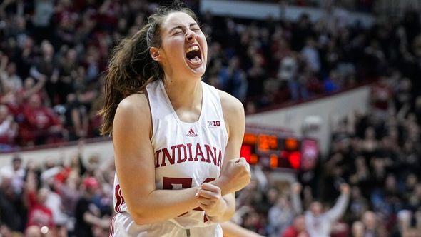 Indiana's Mackenzie Holmes reacts after making a basket and getting fouled during the second half of an NCAA college basketball game against Ohio State - Avaz