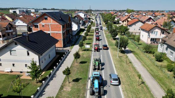 Poljoprivrednici blokirali cestu prema Tuzli - Avaz