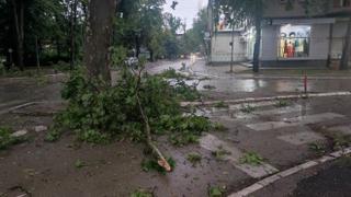 Nevrijeme pogodilo Banja Luku: Vjetar nosi sve pred sobom 