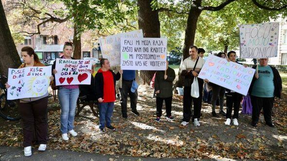 Protest ispred Vlade KS - Avaz