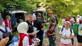 Učesnici Marša mira napravili kratki predah na polovini puta preko Udrča, pa nastavili putovanje