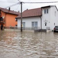 Obustavljen saobraćaj na putevima na području Bihaća zbog izlijevanja vode na kolovoz