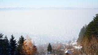 Sarajlije pobjegle od zagađenja na planinu: Od smoga i guste magle se grad ne vidi s Trebevića