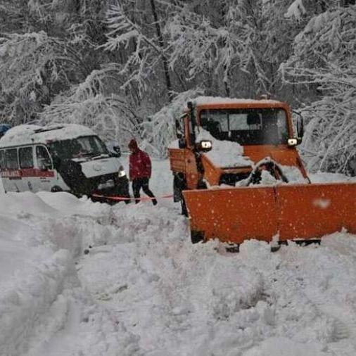 Hitna pomoć zaglavila u snijegu: Ekipa krenula po pacijenta, pa ih morao izvlačiti bager