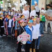 Načelnik Općine Centar i direktorica JU „Djeca Sarajeva“ sa mališanima iz vrtića prošetali Sarajevom i položili cvijeće na Spomenik ubijenoj djeci opkoljenog Sarajeva