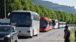 Kolone autobusa pristižu u Srebrenicu