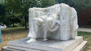 Voštani kip Abrahama Linkolna istopljen: Figura nije izdržala visoke temperature