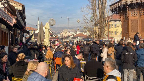 Baščaršija vrvi od turista - Avaz