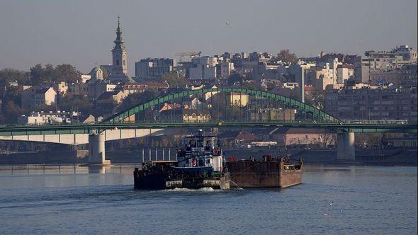 Ronioci se pomoću sajli spuštaju u rijeku - Avaz