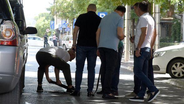 Inspektori provjeravaju šahte u ulici između Višeg suda i zgrade gdje je počelo kopanje tunela - Avaz