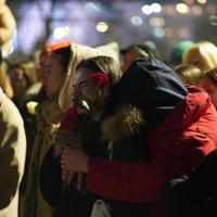 Video / Potresne scene na Čengić Vili: Građani oplakuju brutalno ubijenog Farisa Pendeka, ovo su neke od poruka s protesta