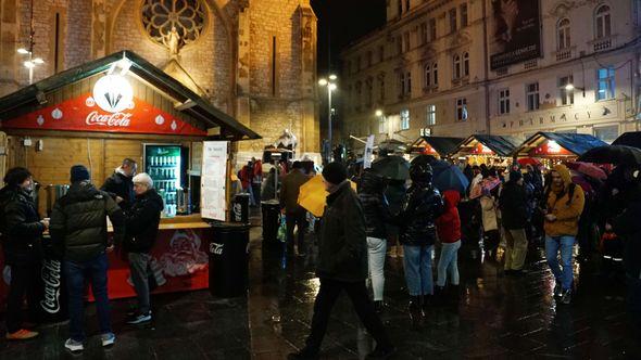 Otvoren praznični market - Avaz