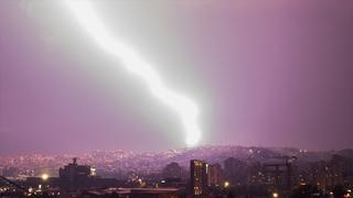 Munje na nebu ukrasile nebo iznad Sarajeva, pogledajte sjajne prizore